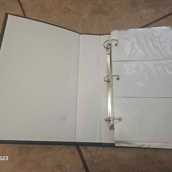 Photo album Leatherette Refillable 3 Ring holds 4x6 photos  Binder - Picture 2 of 4